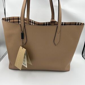 Preloved  Burberry Medium Tote Mid Camel Reversible Haymaker Tote